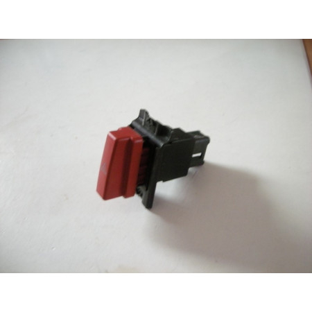 SPÍNAČ VYSTRÁŽNYCH SVETIELl